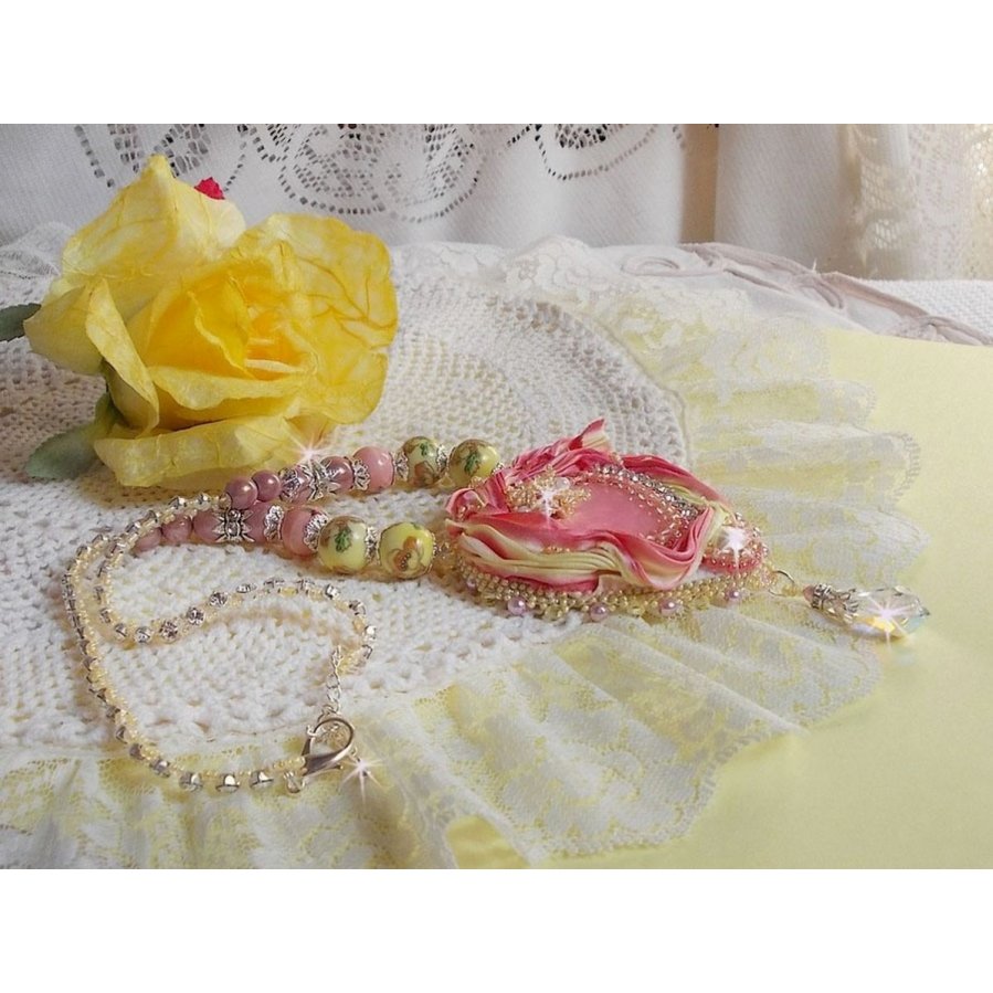 Tender Heart halsband broderat med rosa och gult sidenband, keramikpärlor, Swarovskikristaller och fröpärlor.
