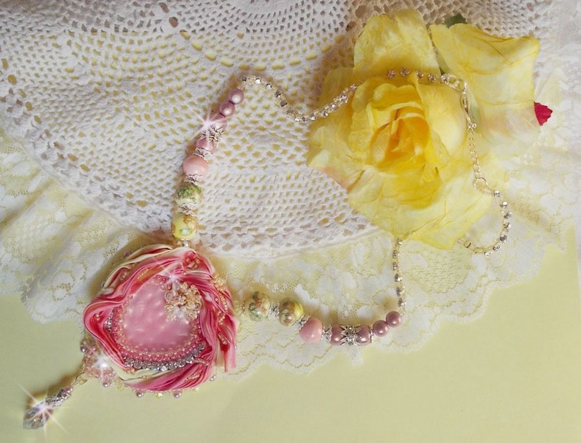 Tender Heart halsband broderat med rosa och gult sidenband, keramikpärlor, Swarovskikristaller och fröpärlor.