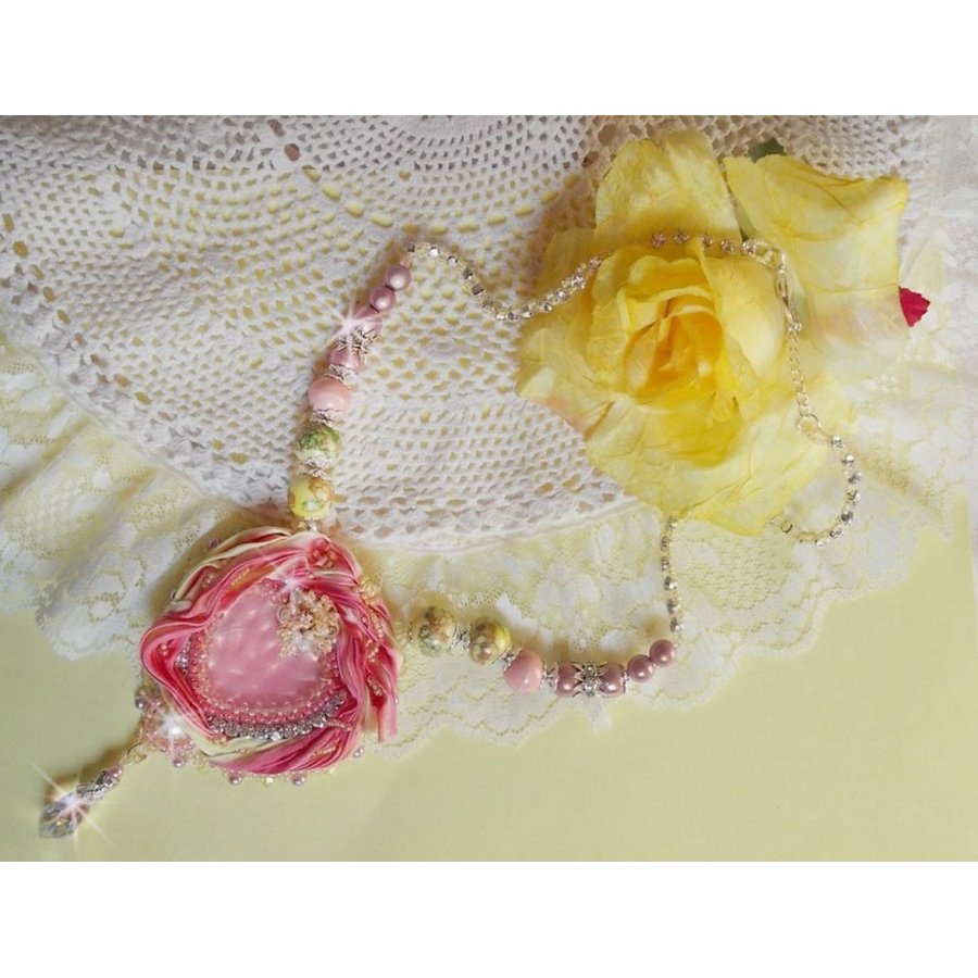 Tender Heart halsband broderat med rosa och gult sidenband, keramikpärlor, Swarovskikristaller och fröpärlor.