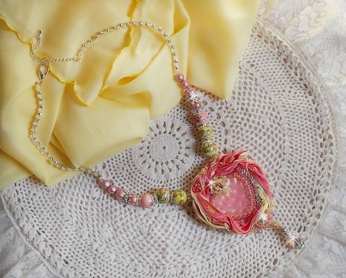 Tender Heart halsband broderat med rosa och gult sidenband, keramikpärlor, Swarovskikristaller och fröpärlor.