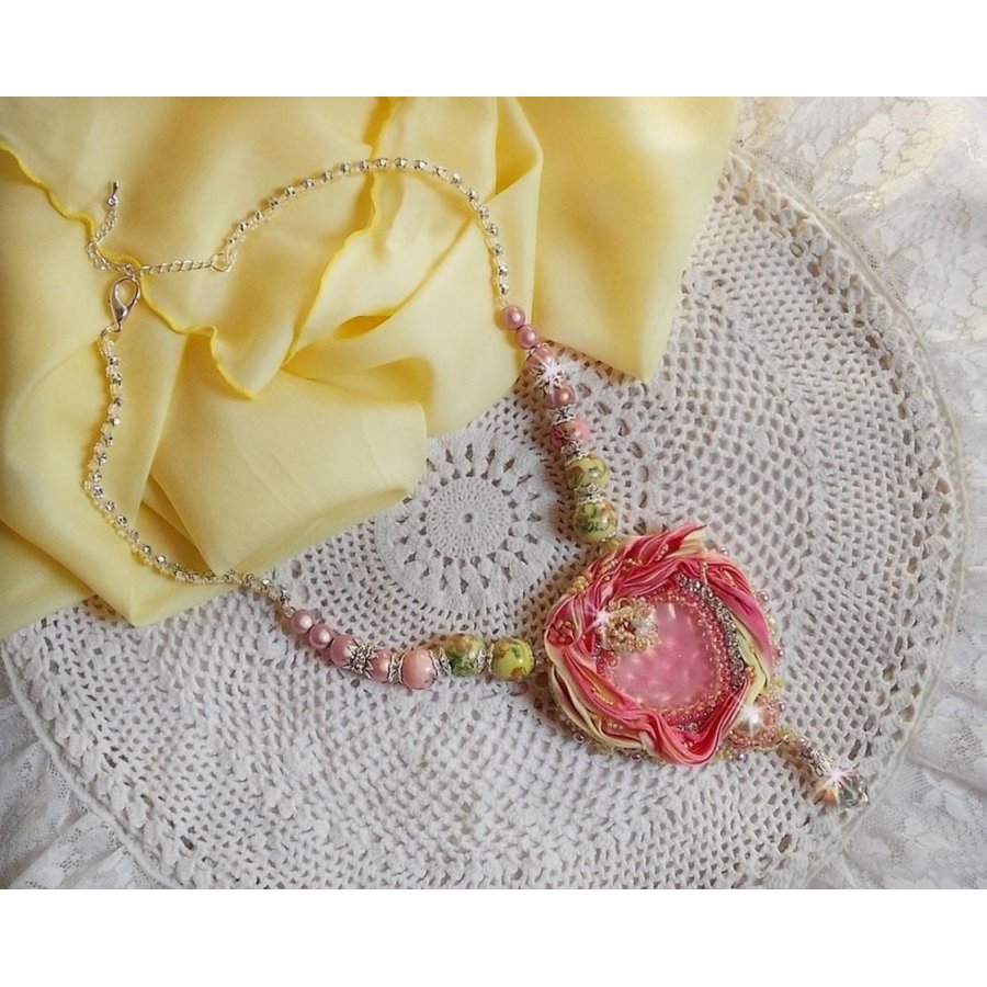 Tender Heart halsband broderat med rosa och gult sidenband, keramikpärlor, Swarovskikristaller och fröpärlor.