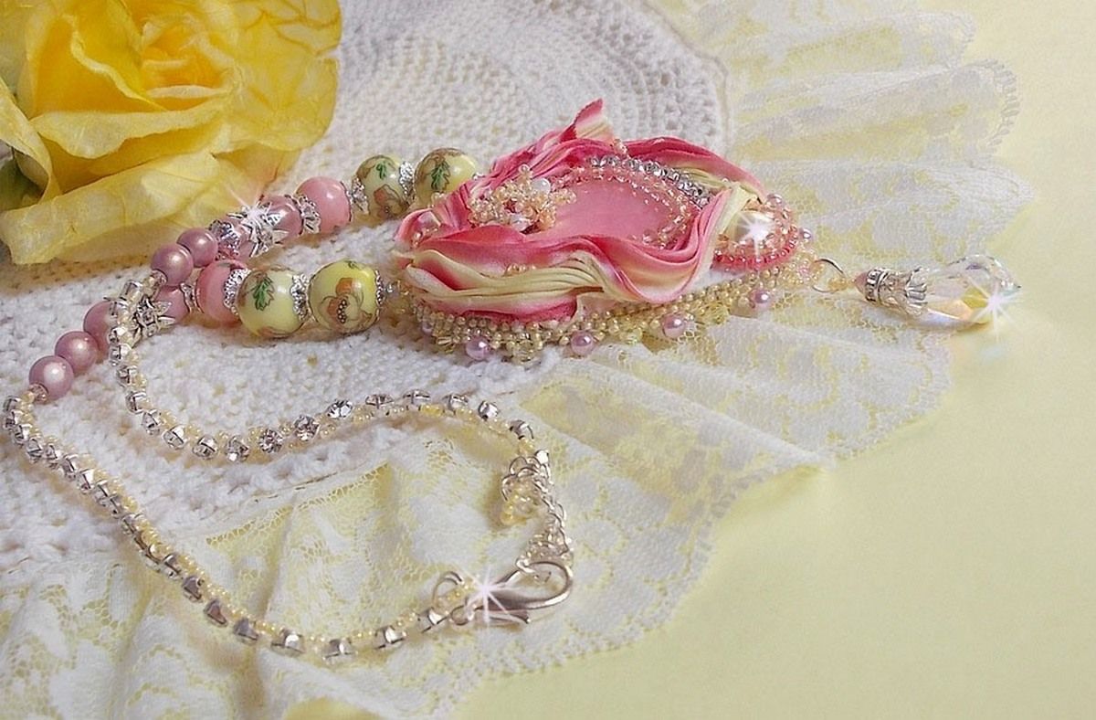 Tender Heart halsband broderat med rosa och gult sidenband, keramikpärlor, Swarovskikristaller och fröpärlor.