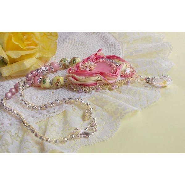 Tender Heart halsband broderat med rosa och gult sidenband, keramikpärlor, Swarovskikristaller och fröpärlor.