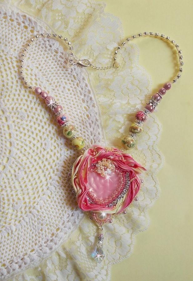 Tender Heart halsband broderat med rosa och gult sidenband, keramikpärlor, Swarovskikristaller och fröpärlor.