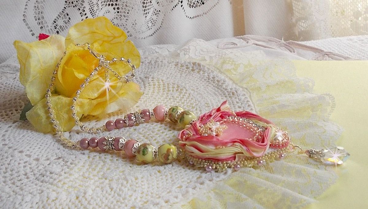 Tender Heart halsband broderat med rosa och gult sidenband, keramikpärlor, Swarovskikristaller och fröpärlor.
