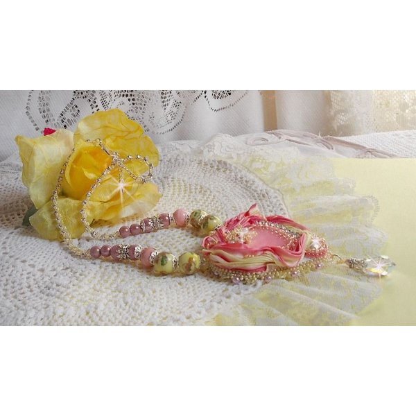 Tender Heart halsband broderat med rosa och gult sidenband, keramikpärlor, Swarovskikristaller och fröpärlor.