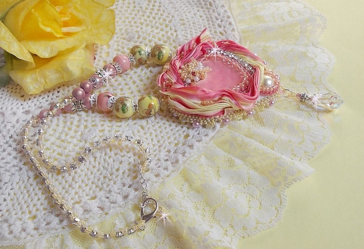 Tender Heart halsband broderat med rosa och gult sidenband, keramikpärlor, Swarovskikristaller och fröpärlor.