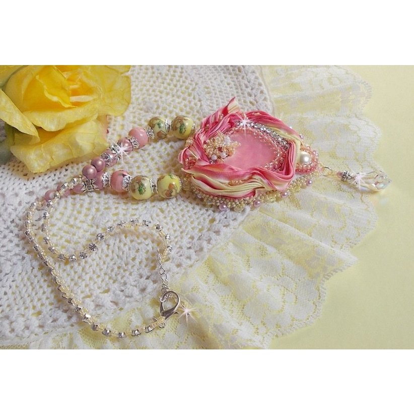 Tender Heart halsband broderat med rosa och gult sidenband, keramikpärlor, Swarovskikristaller och fröpärlor.