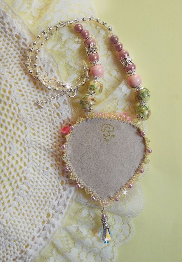 Tender Heart halsband broderat med rosa och gult sidenband, keramikpärlor, Swarovskikristaller och fröpärlor.