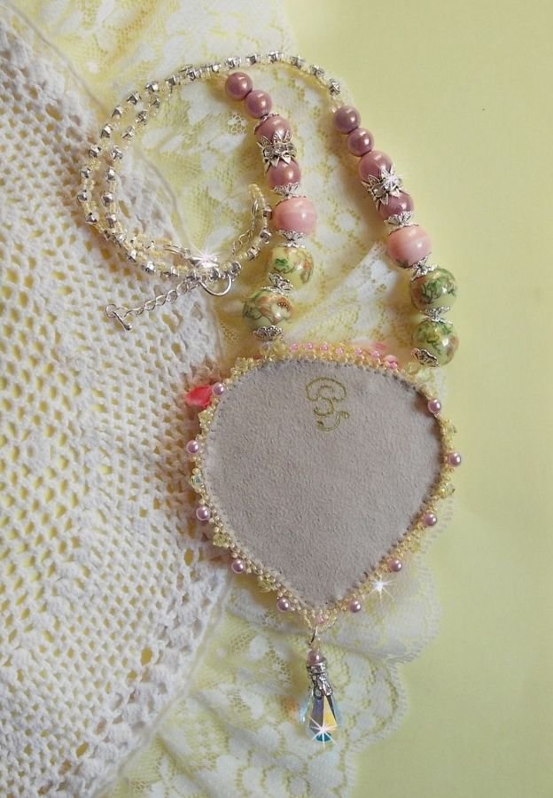 Tender Heart halsband broderat med rosa och gult sidenband, keramikpärlor, Swarovskikristaller och fröpärlor.