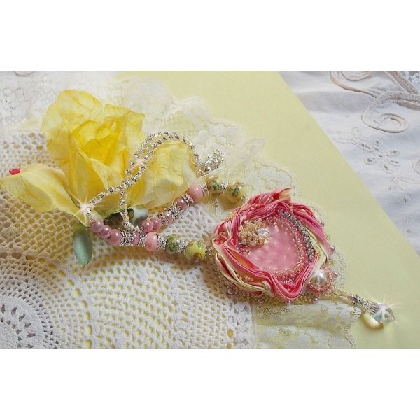 Tender Heart halsband broderat med rosa och gult sidenband, keramikpärlor, Swarovskikristaller och fröpärlor.