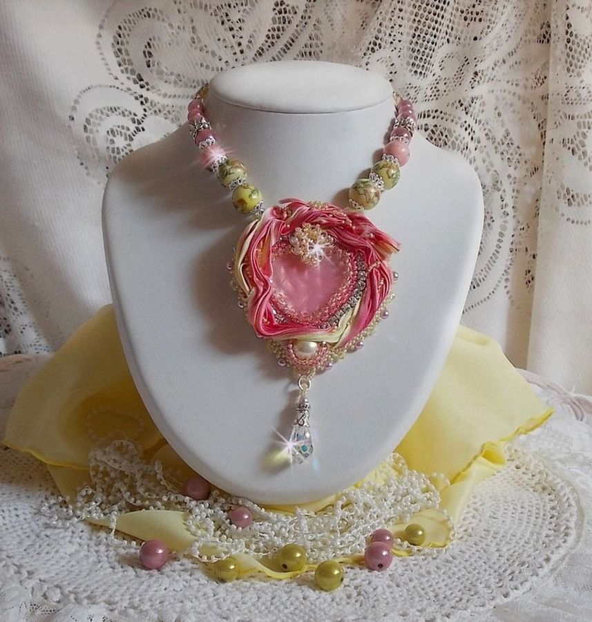 Tender Heart halsband broderat med rosa och gult sidenband, keramikpärlor, Swarovskikristaller och fröpärlor.