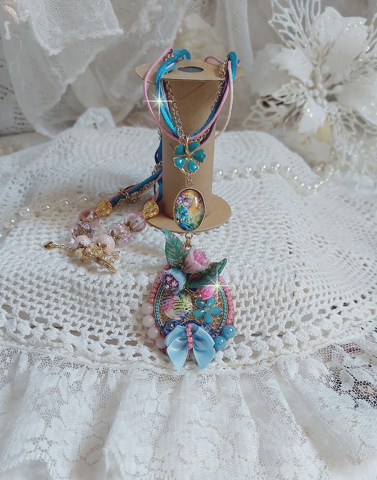  Collier Coquette cr&eacute;&eacute; avec deux estampes &agrave; laquelle s&rsquo;ajoute des fleurs en velours floqu&eacute;, perles aplaties Cristal, fleurs : Epoxy, Porcelaine, R&eacute;sine, cabochon loupe, rubans et cha&icirc;ne plaqu&eacute; Or