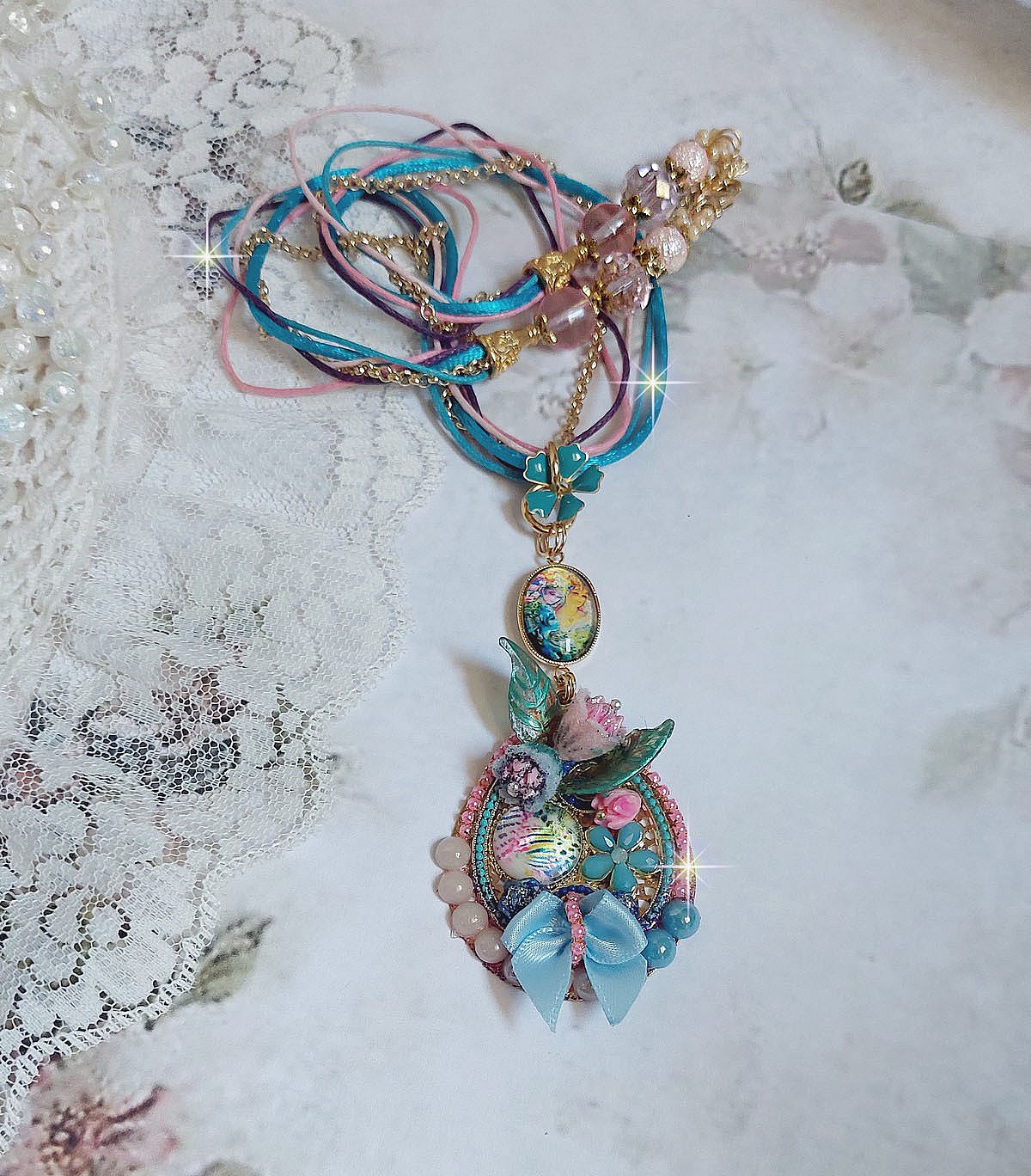  Collier Coquette cr&eacute;&eacute; avec deux estampes &agrave; laquelle s&rsquo;ajoute des fleurs en velours floqu&eacute;, perles aplaties Cristal, fleurs : Epoxy, Porcelaine, R&eacute;sine, cabochon loupe, rubans et cha&icirc;ne plaqu&eacute; Or