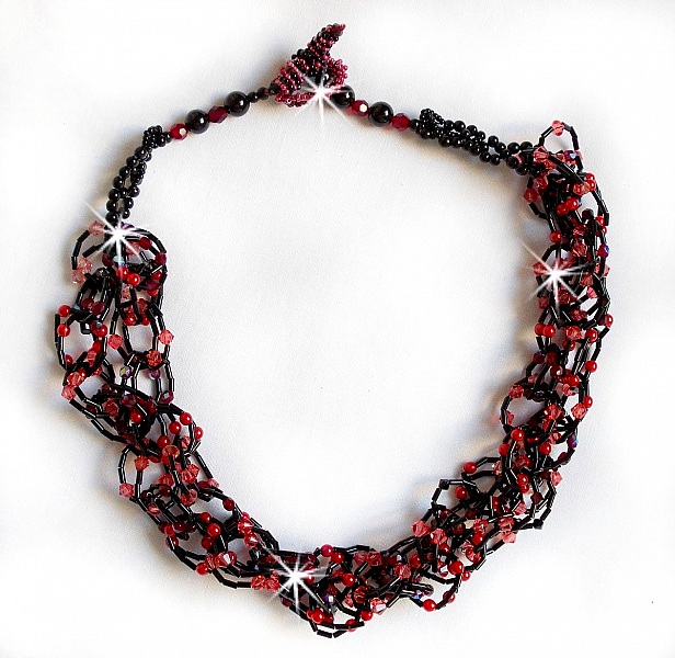 Feeling halsband med r&ouml;rp&auml;rlor, Swarovskikristaller och facetter.