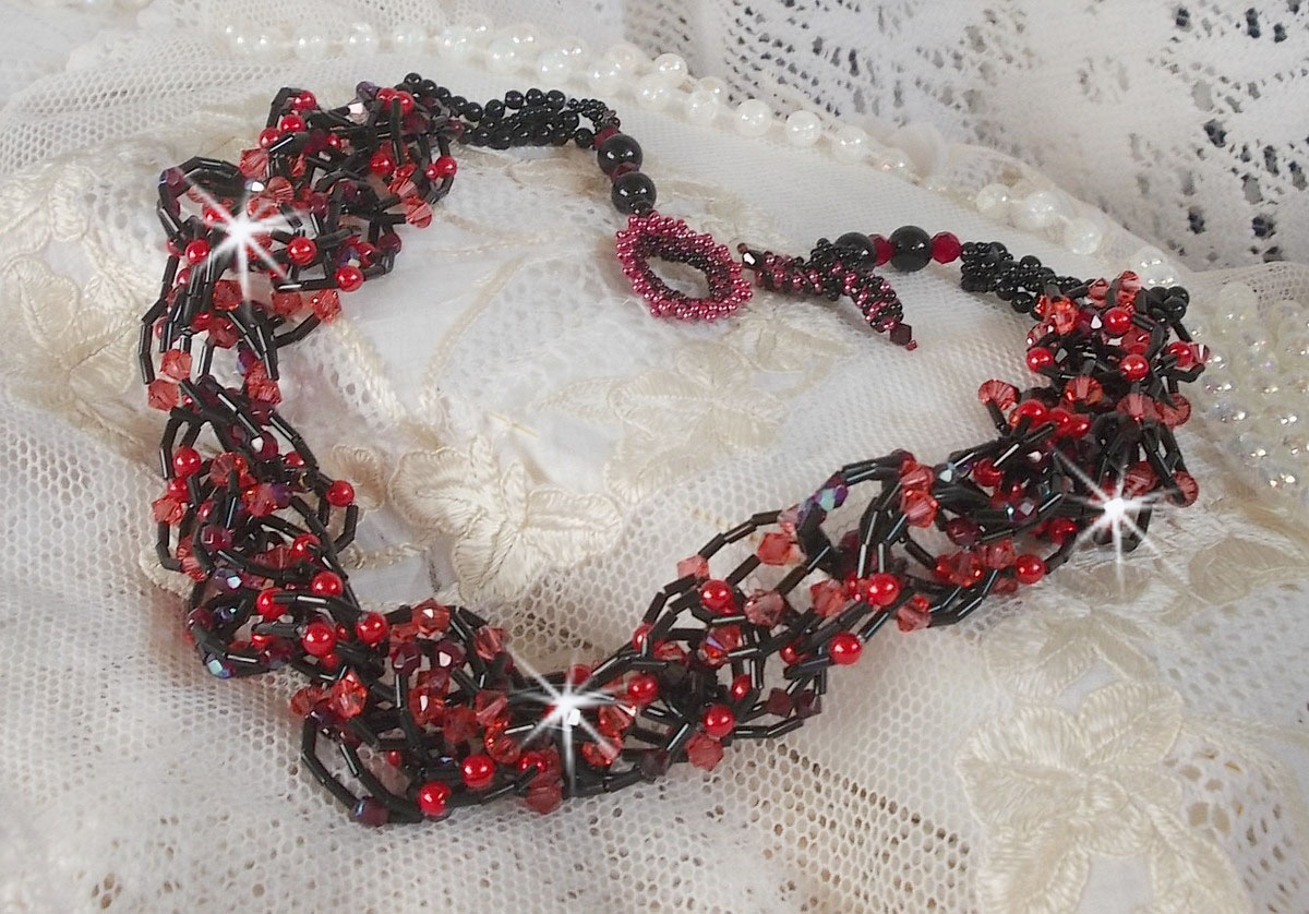 Feeling halsband med rörpärlor, Swarovskikristaller och facetter.