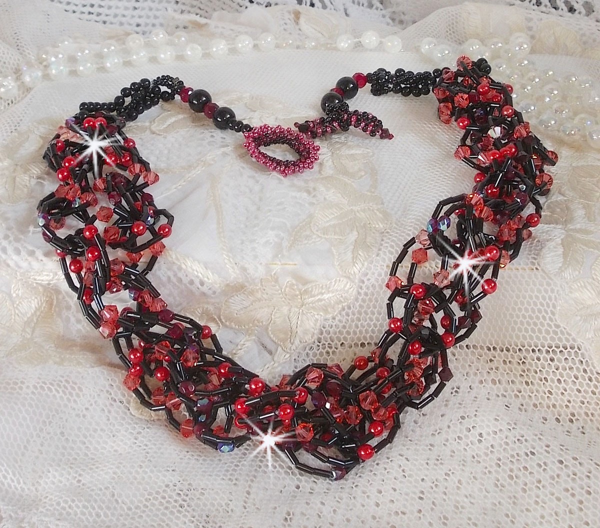 Feeling halsband med rörpärlor, Swarovskikristaller och facetter.