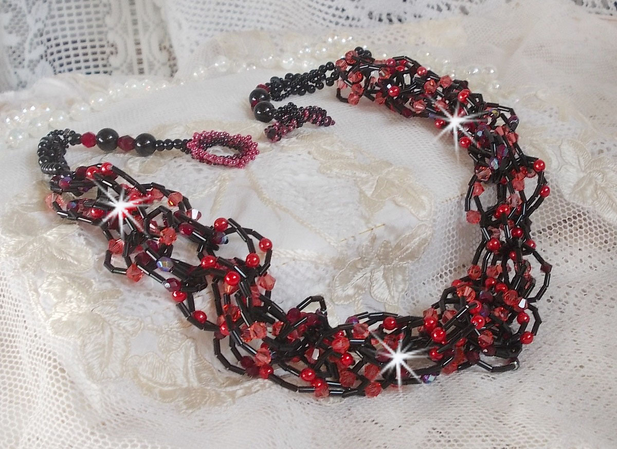 Feeling halsband med rörpärlor, Swarovskikristaller och facetter.