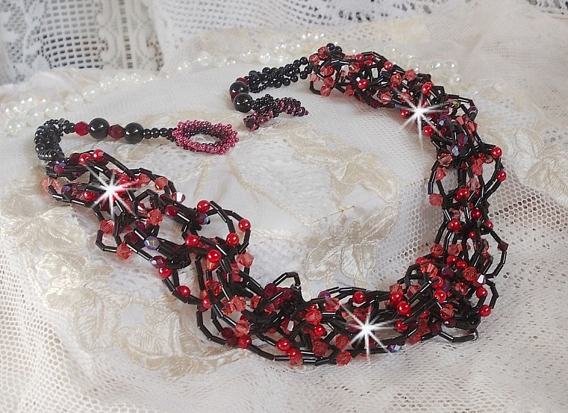 Feeling halsband med r&ouml;rp&auml;rlor, Swarovskikristaller och facetter.