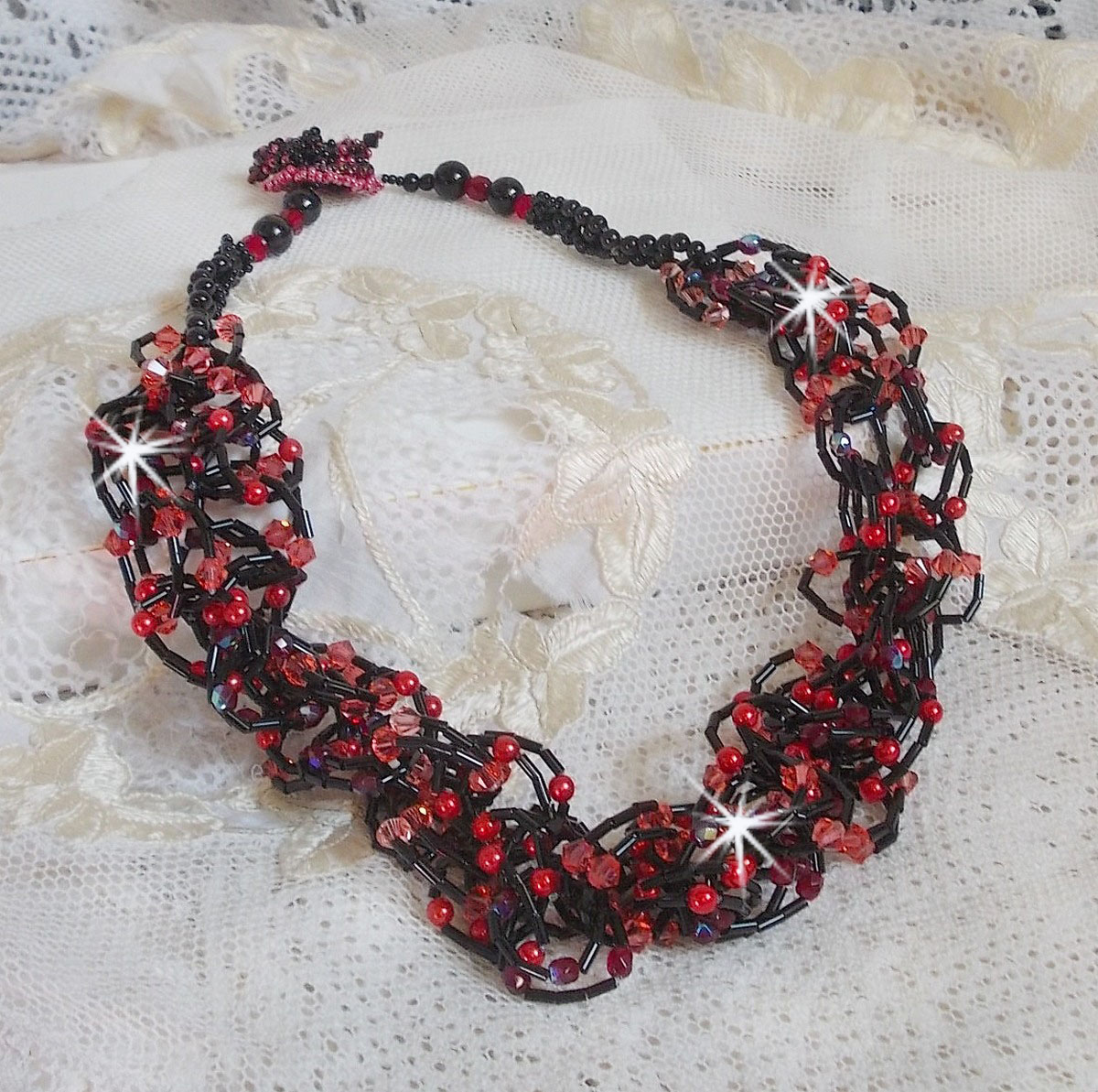 Feeling halsband med rörpärlor, Swarovskikristaller och facetter.