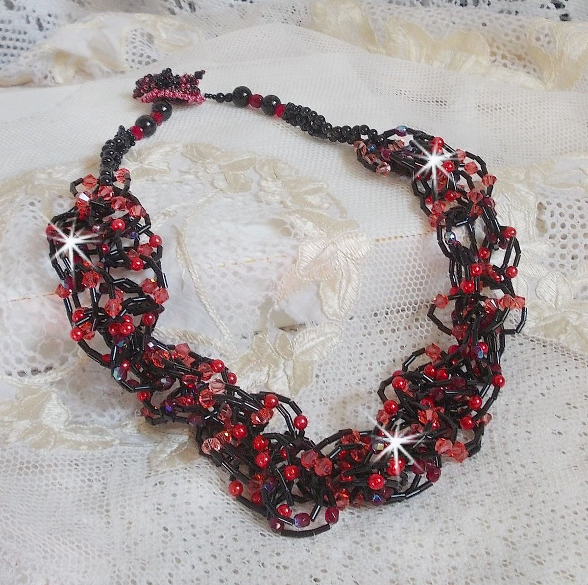 Feeling halsband med rörpärlor, Swarovskikristaller och facetter.