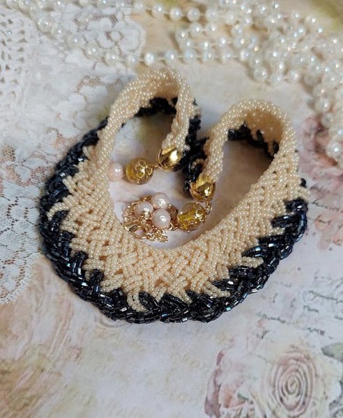 Collier C&eacute;lestine cr&eacute;&eacute; avec rocailles en verre, perles Murano, coquilles, fermoir et cha&icirc;nette en plaqu&eacute; or