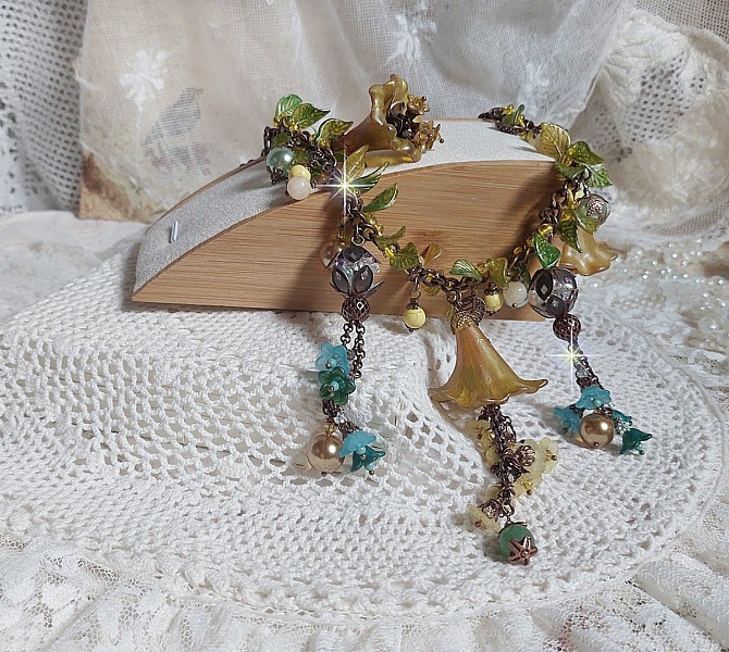 Collier C&eacute;zanne avec des grandes et petites fleurs peintes &agrave; la main &agrave; laquelle s&rsquo;ajoute des feuilles, cristaux, pierres de Gemme : Aventurine et Jade Jaune, breloques, perles et accessoires Cuivre 