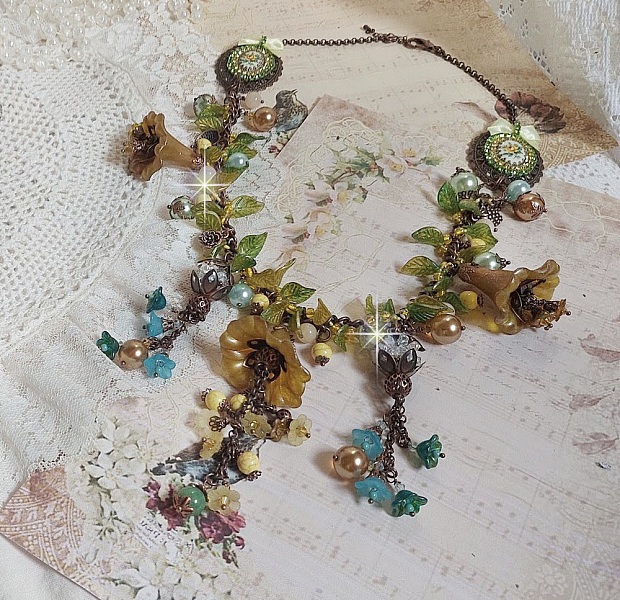 Collier C&eacute;zanne avec des grandes et petites fleurs peintes &agrave; la main &agrave; laquelle s&rsquo;ajoute des feuilles, cristaux, pierres de Gemme : Aventurine et Jade Jaune, breloques, perles et accessoires Cuivre 