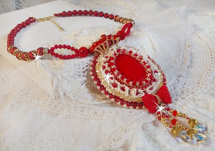 Nous Deux Haute-Couture barockhängare broderad med halvädelstenar och Swarovskikristaller 