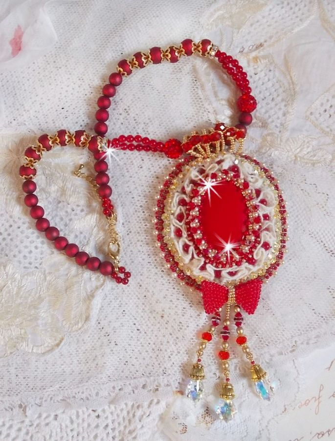 Nous Deux Haute-Couture barockhängare broderad med halvädelstenar och Swarovskikristaller 