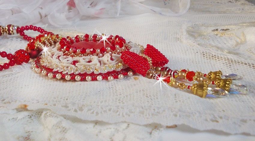 Nous Deux Haute-Couture barockhängare broderad med halvädelstenar och Swarovskikristaller 