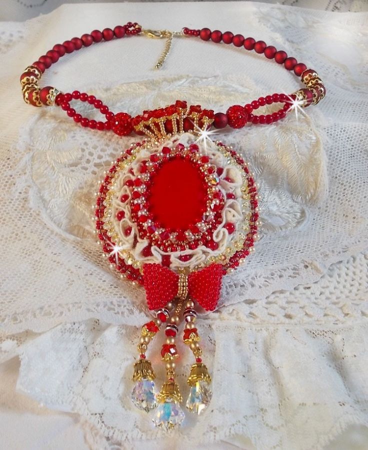 Nous Deux Haute-Couture barockhängare broderad med halvädelstenar och Swarovskikristaller 