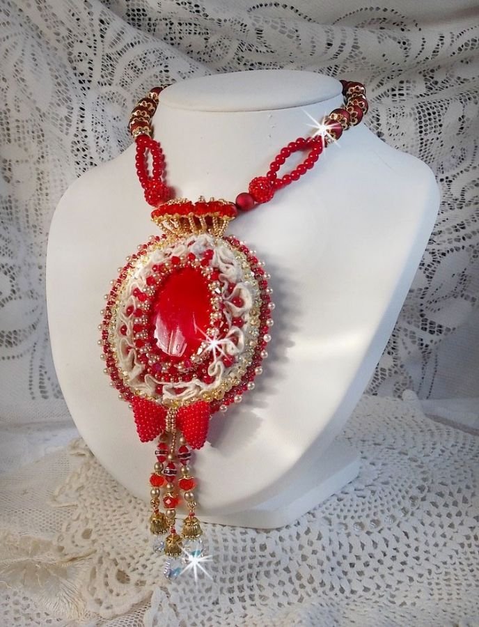 Nous Deux Haute-Couture barockhängare broderad med halvädelstenar och Swarovskikristaller 