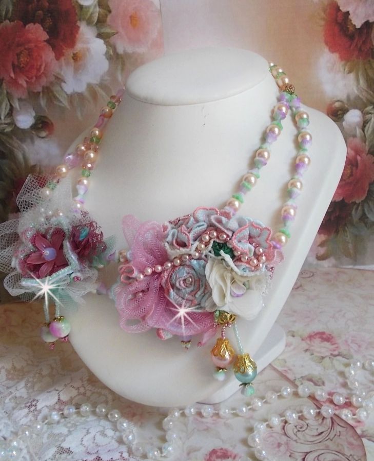 Douceur Poudrée Haute-Couture halsband skapat med spetsar, Swarovski kristaller, jade, pärlor, Flash Gold pläterade tillbehör på 24 karat mässing och rocailles.