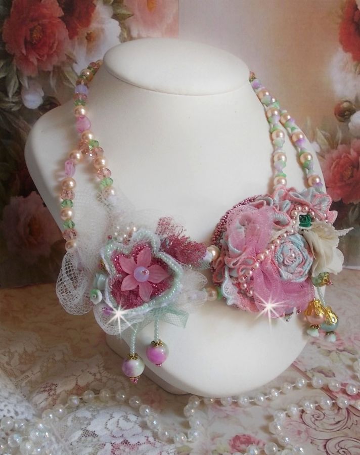 Douceur Poudrée Haute-Couture halsband skapat med spetsar, Swarovski kristaller, jade, pärlor, Flash Gold pläterade tillbehör på 24 karat mässing och rocailles.