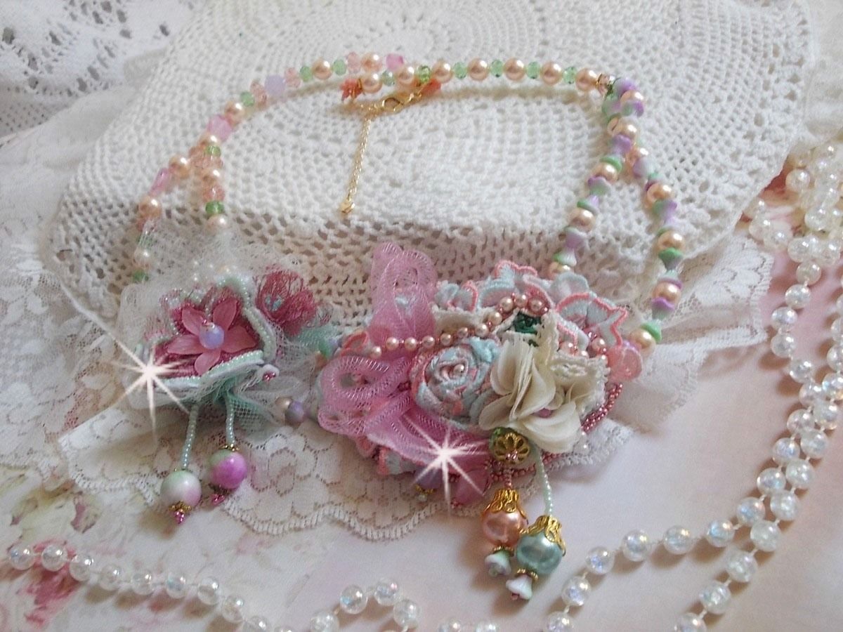 Douceur Poudrée Haute-Couture halsband skapat med spetsar, Swarovski kristaller, jade, pärlor, Flash Gold pläterade tillbehör på 24 karat mässing och rocailles.