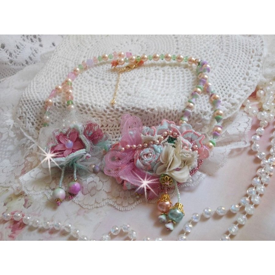 Douceur Poudrée Haute-Couture halsband skapat med spetsar, Swarovski kristaller, jade, pärlor, Flash Gold pläterade tillbehör på 24 karat mässing och rocailles.