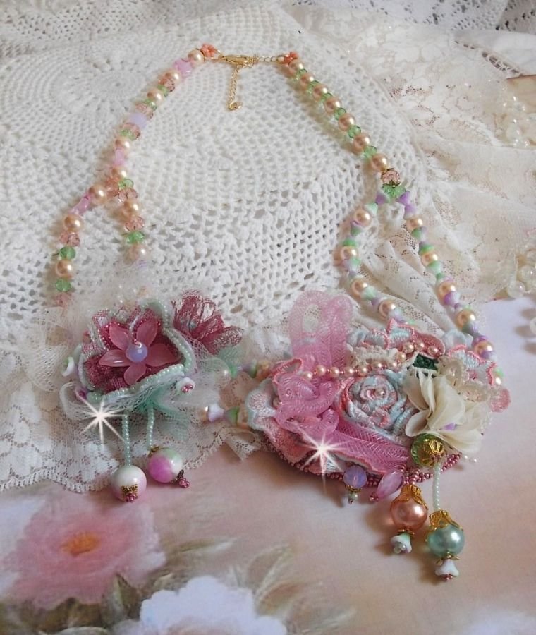 Douceur Poudrée Haute-Couture halsband skapat med spetsar, Swarovski kristaller, jade, pärlor, Flash Gold pläterade tillbehör på 24 karat mässing och rocailles.