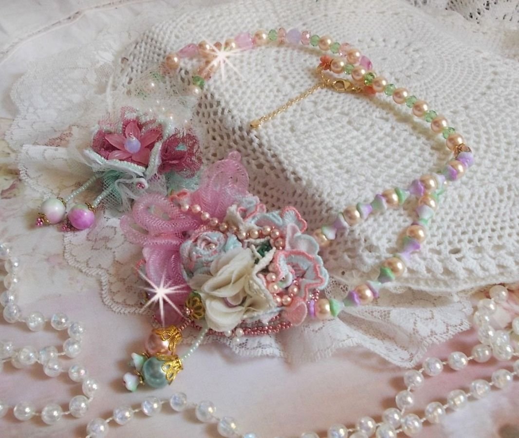Douceur Poudrée Haute-Couture halsband skapat med spetsar, Swarovski kristaller, jade, pärlor, Flash Gold pläterade tillbehör på 24 karat mässing och rocailles.