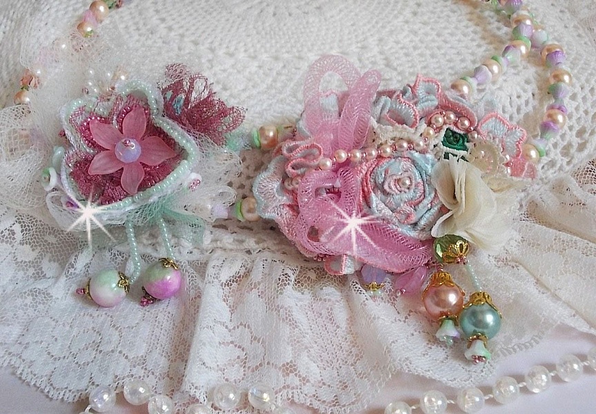 Douceur Poudr&eacute;e Haute-Couture halsband skapat med spetsar, Swarovski kristaller, jade, p&auml;rlor, Flash Gold pl&auml;terade tillbeh&ouml;r p&aring; 24 karat m&auml;ssing och rocailles.