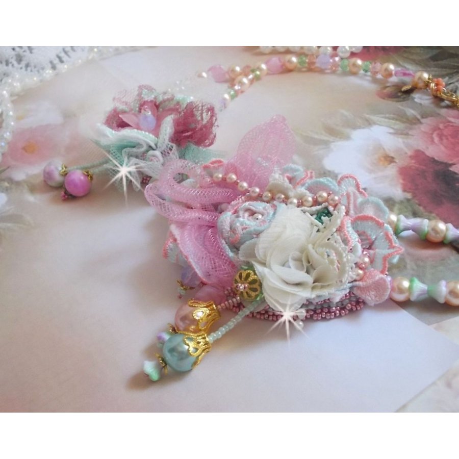 Douceur Poudrée Haute-Couture halsband skapat med spetsar, Swarovski kristaller, jade, pärlor, Flash Gold pläterade tillbehör på 24 karat mässing och rocailles.