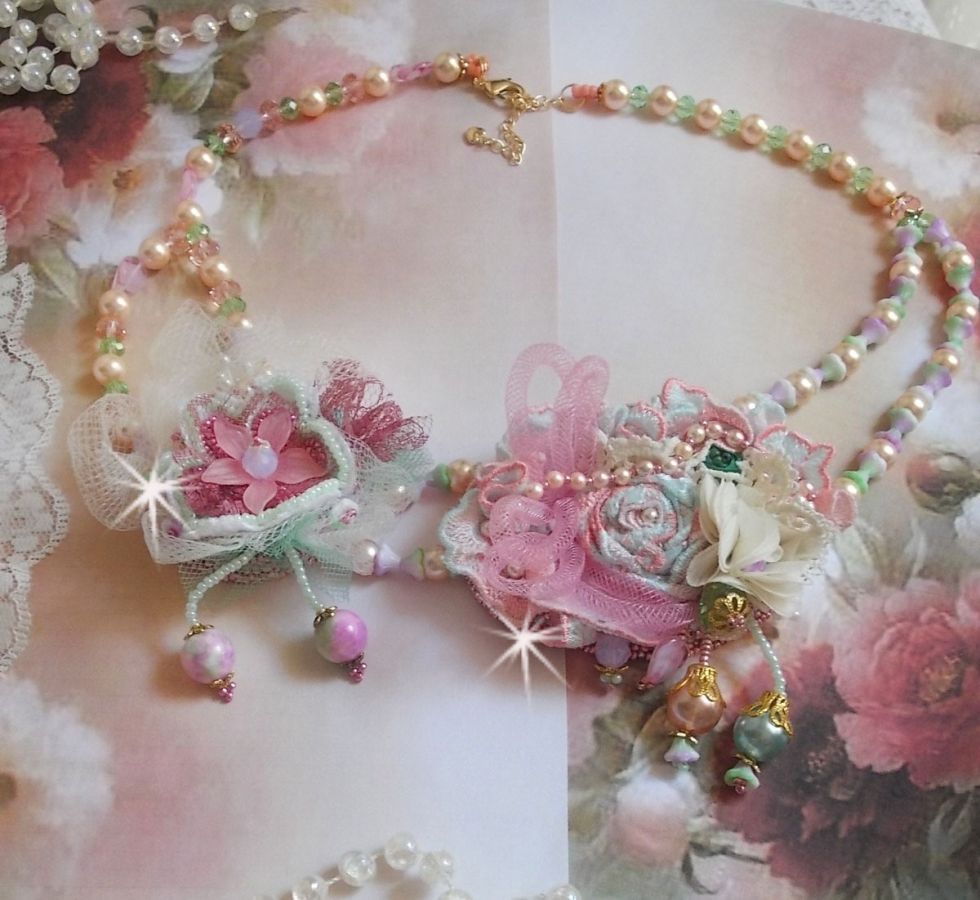 Douceur Poudrée Haute-Couture halsband skapat med spetsar, Swarovski kristaller, jade, pärlor, Flash Gold pläterade tillbehör på 24 karat mässing och rocailles.