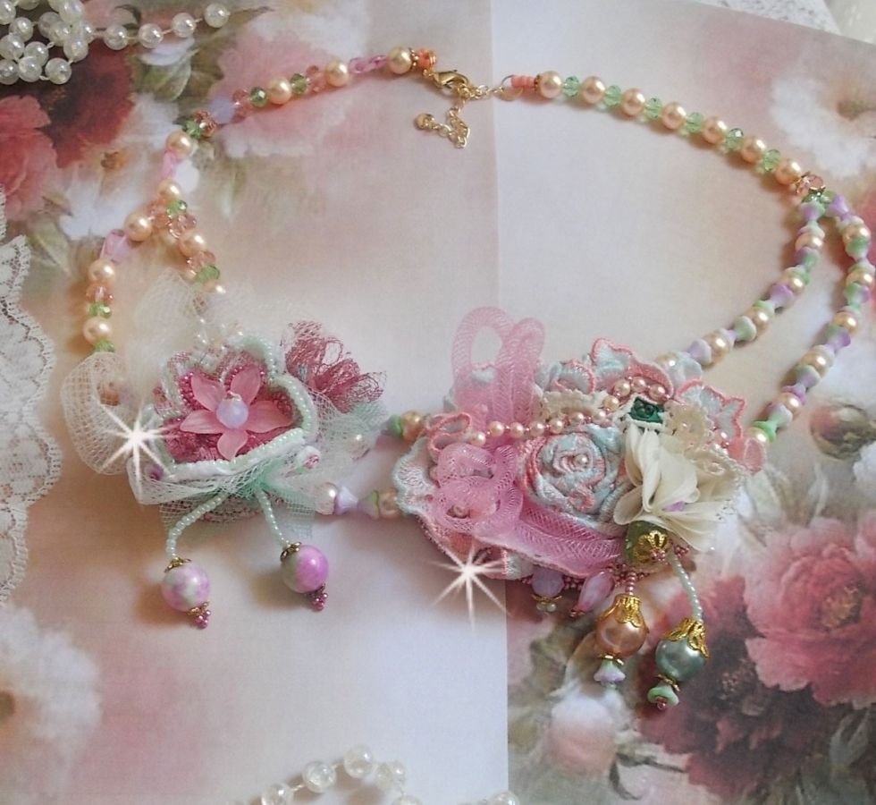 Douceur Poudrée Haute-Couture halsband skapat med spetsar, Swarovski kristaller, jade, pärlor, Flash Gold pläterade tillbehör på 24 karat mässing och rocailles.
