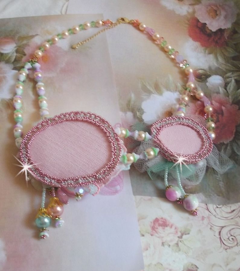 Douceur Poudrée Haute-Couture halsband skapat med spetsar, Swarovski kristaller, jade, pärlor, Flash Gold pläterade tillbehör på 24 karat mässing och rocailles.