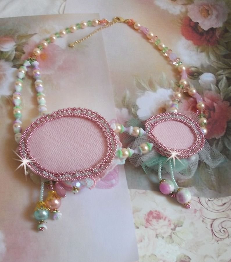 Douceur Poudrée Haute-Couture halsband skapat med spetsar, Swarovski kristaller, jade, pärlor, Flash Gold pläterade tillbehör på 24 karat mässing och rocailles.