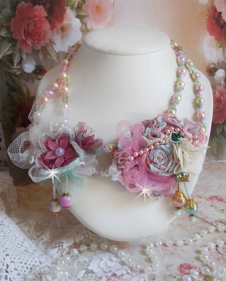 Douceur Poudrée Haute-Couture halsband skapat med spetsar, Swarovski kristaller, jade, pärlor, Flash Gold pläterade tillbehör på 24 karat mässing och rocailles.