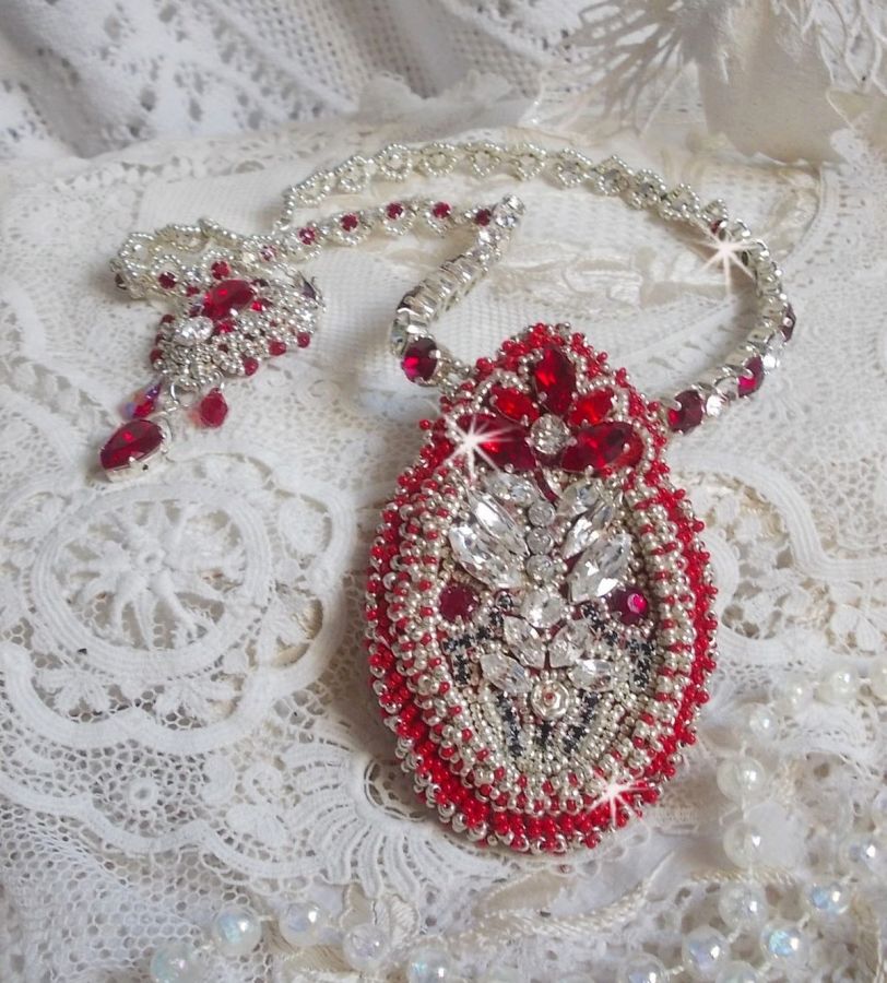 Drigon Red halsband broderat med röda Swarovski-kristaller, silverpärlor, strassstenar, 925/1000 silverlås och kedjor.