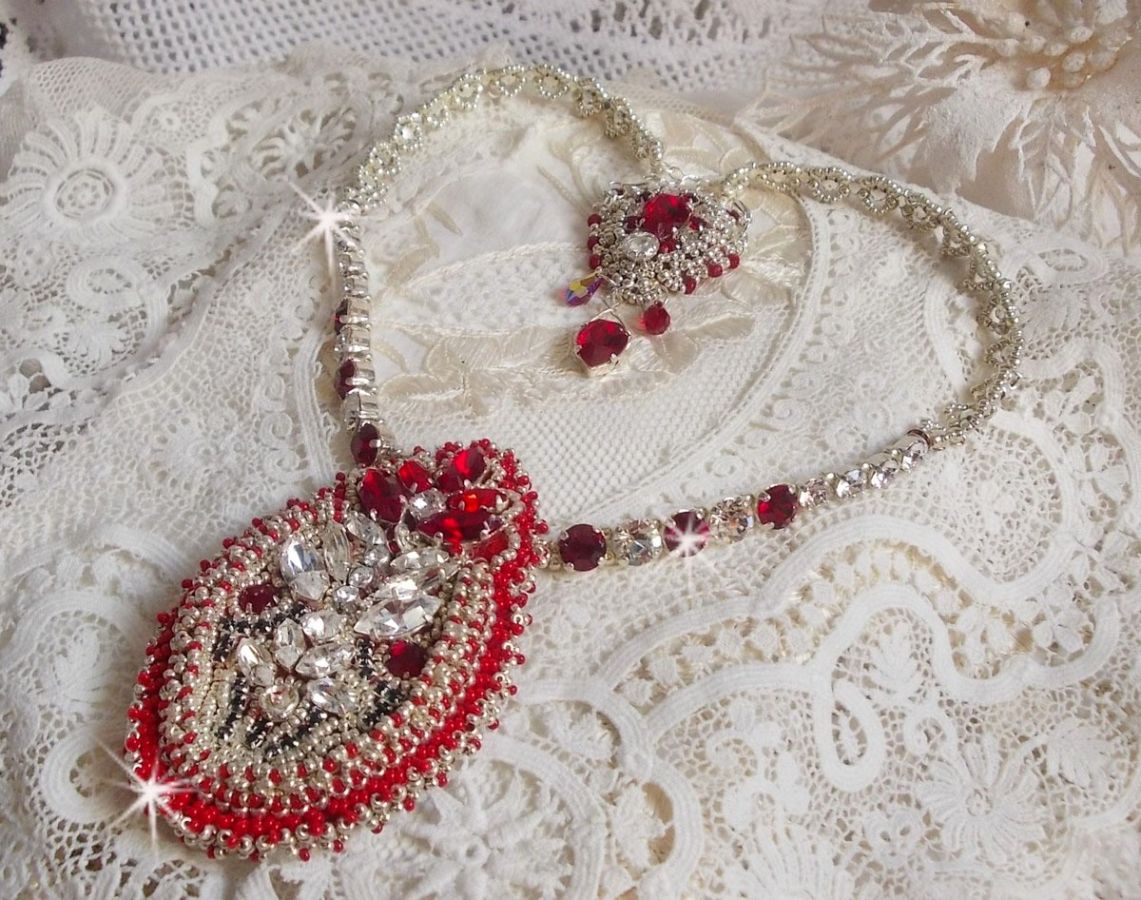 Drigon Red halsband broderat med röda Swarovski-kristaller, silverpärlor, strassstenar, 925/1000 silverlås och kedjor.