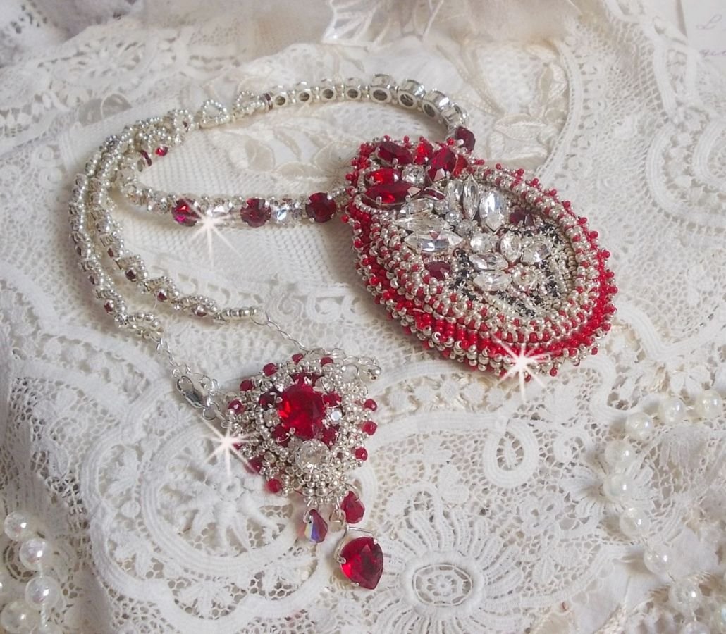 Drigon Red halsband broderat med röda Swarovski-kristaller, silverpärlor, strassstenar, 925/1000 silverlås och kedjor.