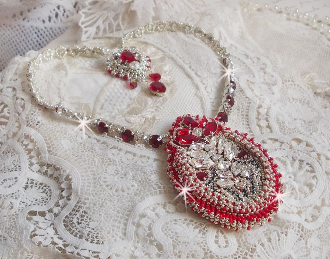 Drigon Red halsband broderat med röda Swarovski-kristaller, silverpärlor, strassstenar, 925/1000 silverlås och kedjor.